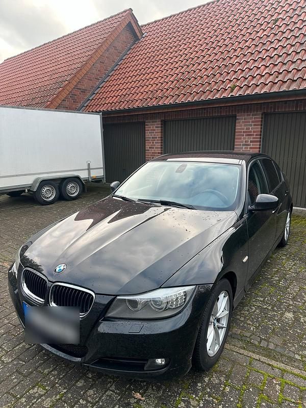 Schwarz Gebraucht 2011 BMW 320 Limousine | 6.299 € (Guter Preis) - Bild 1/4