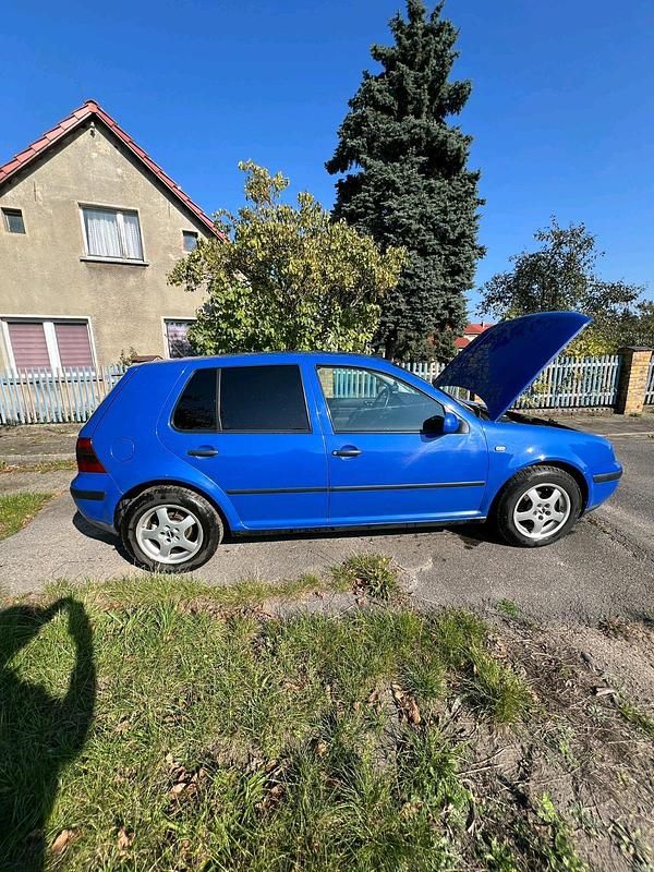 Blau Gebraucht 2000 VW Golf IV Kleinwagen | 750 € (Guter Preis) - Bild 1/4