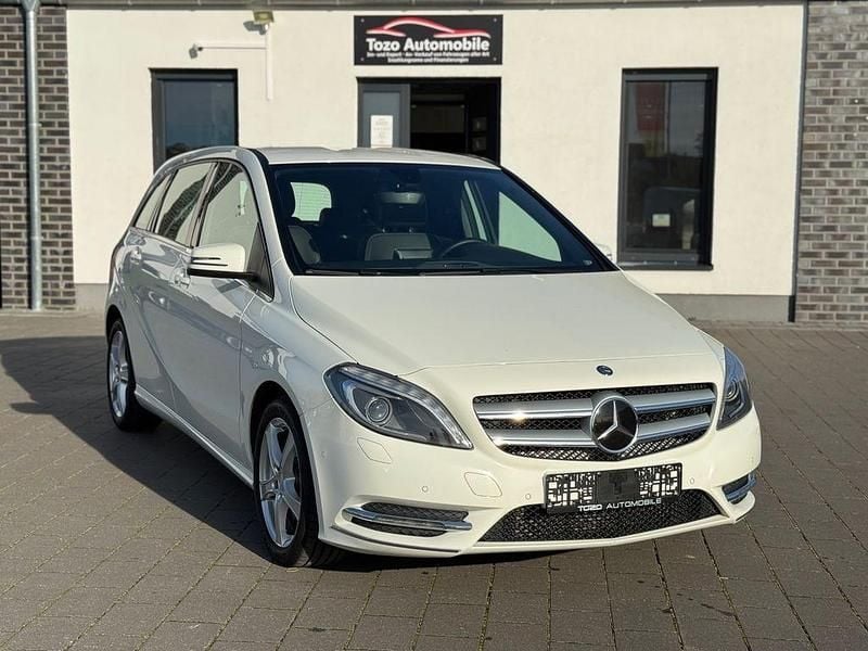 Weiß Gebraucht 2014 Mercedes B200 Van / Kleinbus | 11.990 € (Fairer Preis) - Bild 1/4