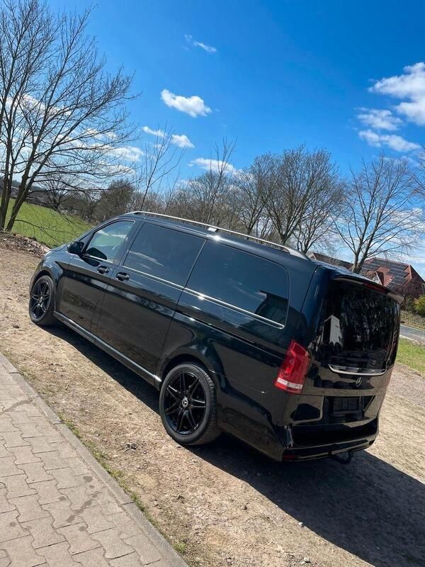 Schwarz Gebraucht 2023 Mercedes V300 Exclusive Van / Kleinbus | 68.500 € (Fairer Preis) - Bild 1/4