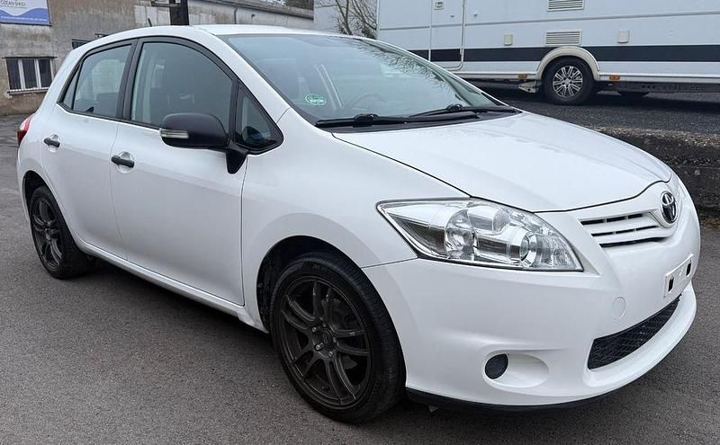 Gebraucht Toyota Auris 100 PS (73 kW) 2011 Weiß Limousine