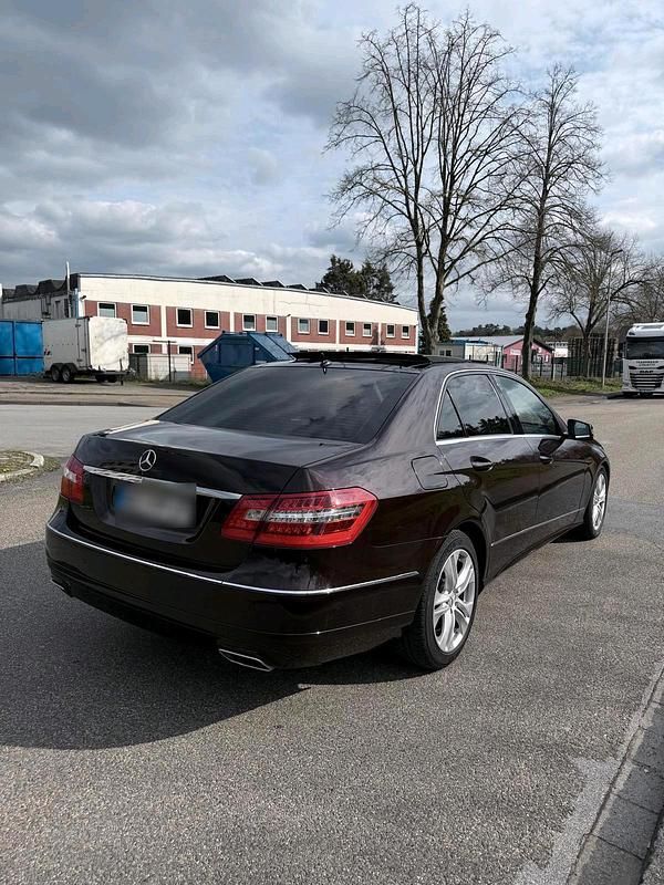 Gebraucht Mercedes E250 204 PS (150 kW) 2009 Braun Limousine