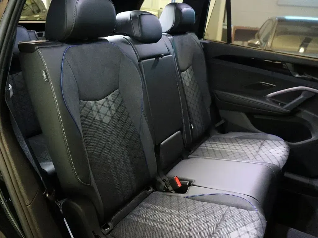 Neu VW Tayron R-line 193 PS (141 kW) 2026 Grenadillschwarz metallic SUV