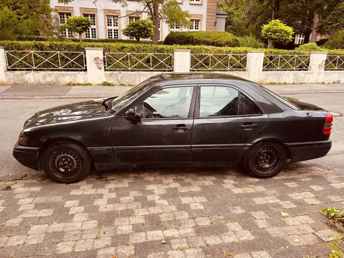 Gebraucht Mercedes C180 122 PS (89 kW) 1996 Schwarz Limousine