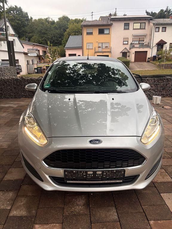 Silber Gebraucht 2016 Ford Fiesta Ambiente Kleinwagen | 4.600 € (Fairer Preis) - Bild 1/4
