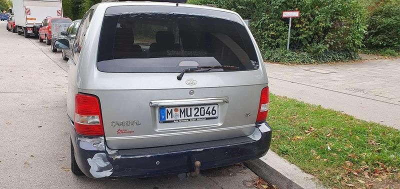 Silber Gebraucht 2006 Kia Carnival Van / Kleinbus | 800 € (Fairer Preis) - Bild 1/4