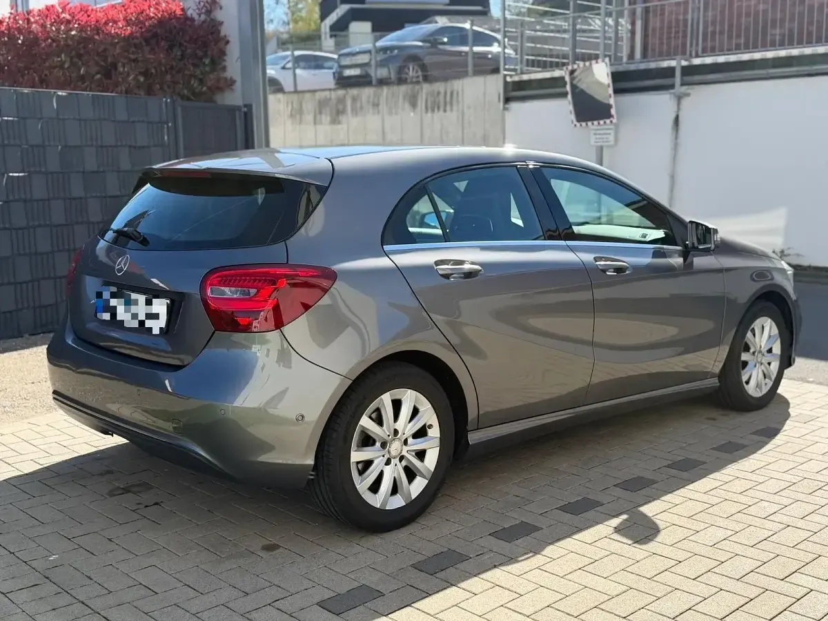 Gebraucht Mercedes A180 122 PS (89 kW) 2016 Grau Kleinwagen