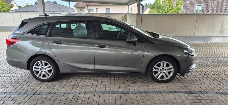 Gebraucht Opel Astra Selection 105 PS (77 kW) 2017 Grau Kombi