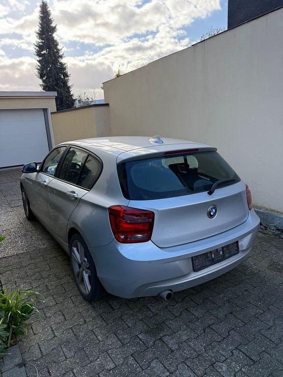 Silber Gebraucht 2011 BMW 118 Kleinwagen | 4.950 € (Etwas zu teuer) - Bild 1/4