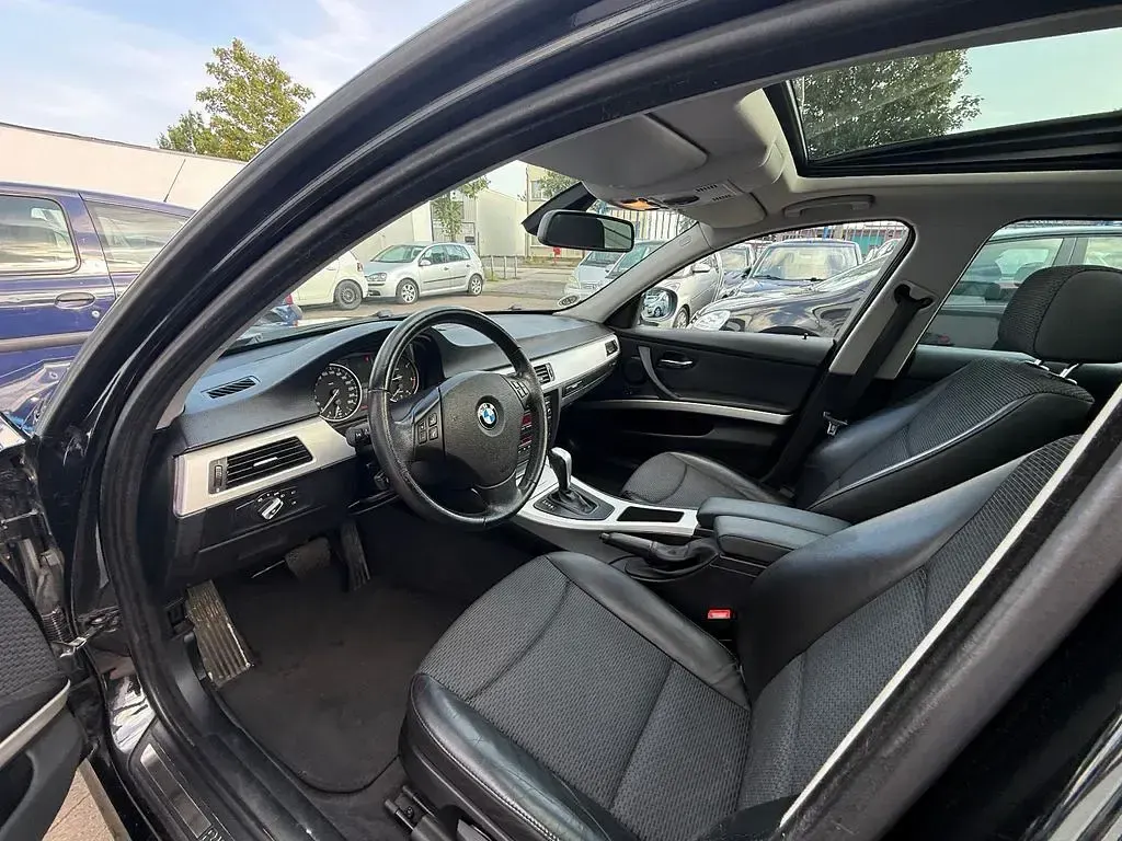 Gebraucht BMW 320 177 PS (130 kW) 2009 Schwarz Kombi