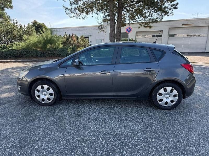 Grau Gebraucht 2012 Opel Astra Edition Limousine | 2.390 € (Superpreis) - Bild 1/4