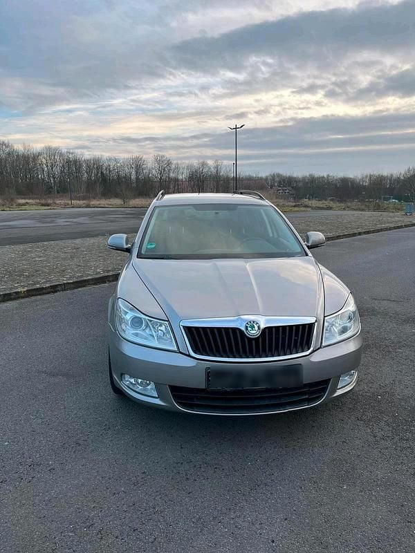 Gebraucht Skoda Octavia 105 PS (77 kW) 2011 Braun Kombi