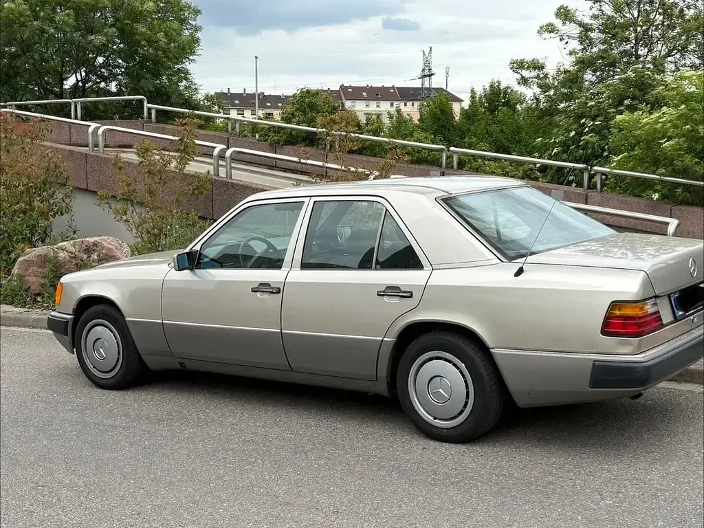 Gebraucht Mercedes 230 105 PS (77 kW) 1990 Grau Limousine