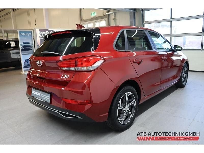 Gebraucht Hyundai i30 Intro Edition 160 PS (117 kW) 2021 Rot Limousine