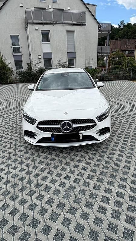 Weiß Gebraucht 2020 Mercedes A250 AMG line Limousine | 28.750 € (Etwas zu teuer) - Bild 1/4