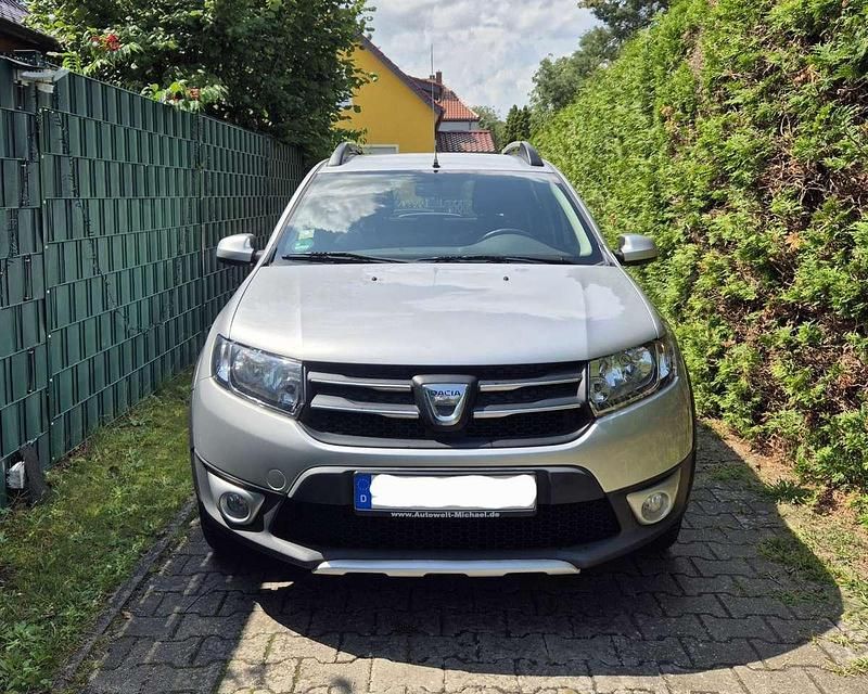 Silber Gebraucht 2014 Dacia Sandero Prestige Kleinwagen | 6.900 € (Etwas zu teuer) - Bild 1/4