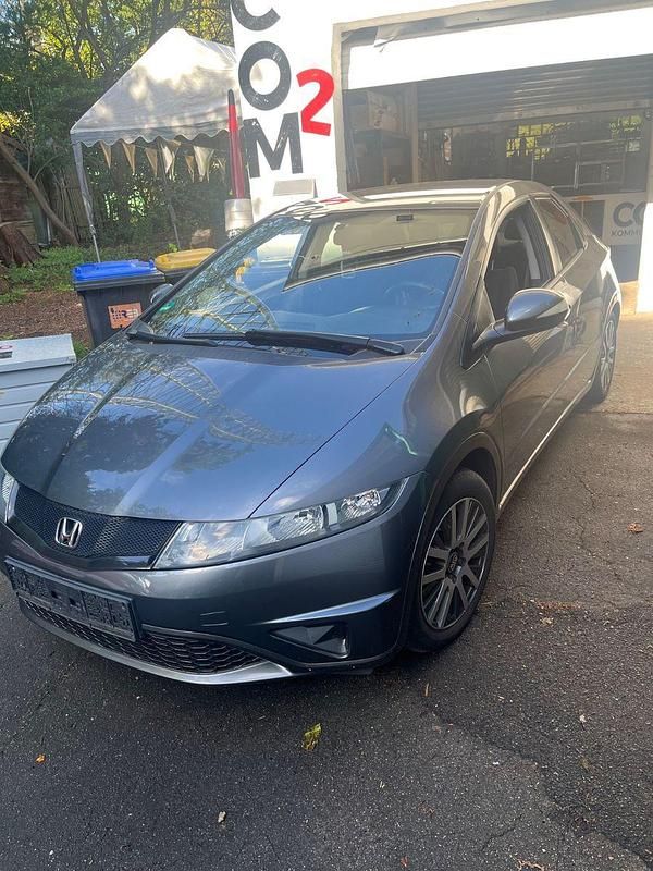 Grau Gebraucht 2011 Honda Civic Comfort Limousine | 5.990 € (Fairer Preis) - Bild 1/4