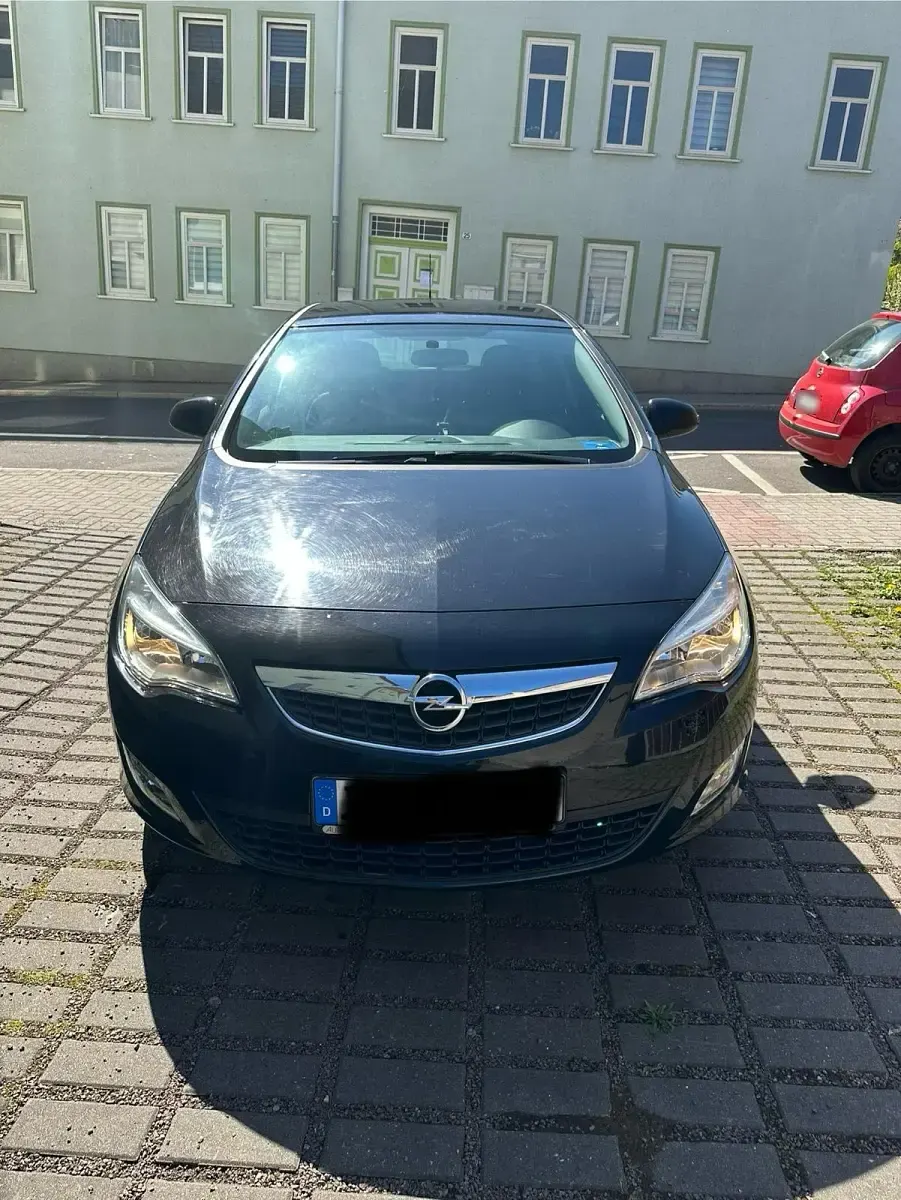 Second-hand Opel Astra 140 CP (102 kW) 2010 Negru Hatchback