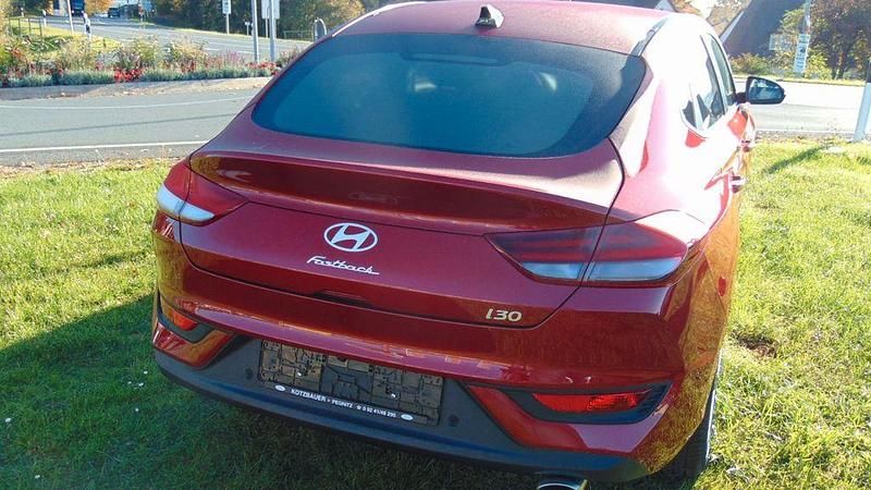 Neu Hyundai i30 101 PS (74 kW) 2025 Rot Limousine