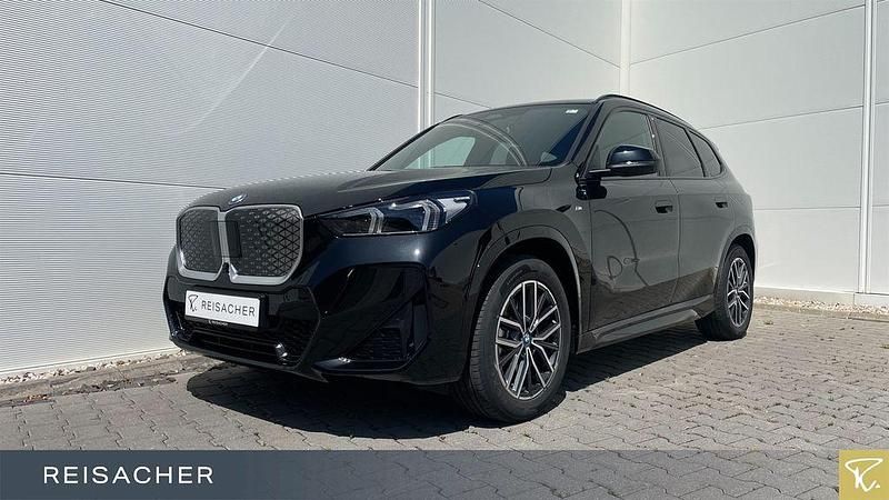 Schwarz Neu 2025 BMW iX1 M Sport SUV | 54.490 € (Fairer Preis) - Bild 1/4