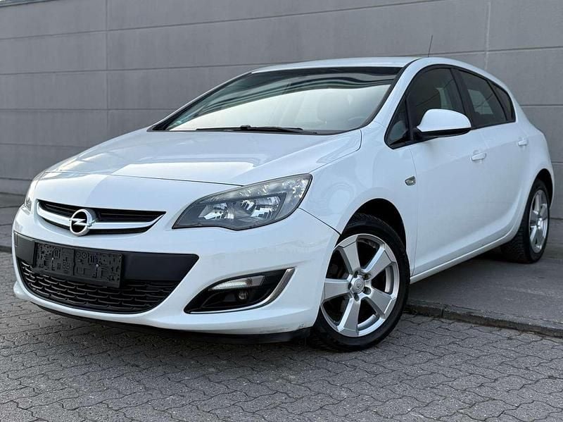 Gebraucht Opel Astra 101 PS (74 kW) 2012 Schneeweiss/summitwhite/arctic Kleinwagen
