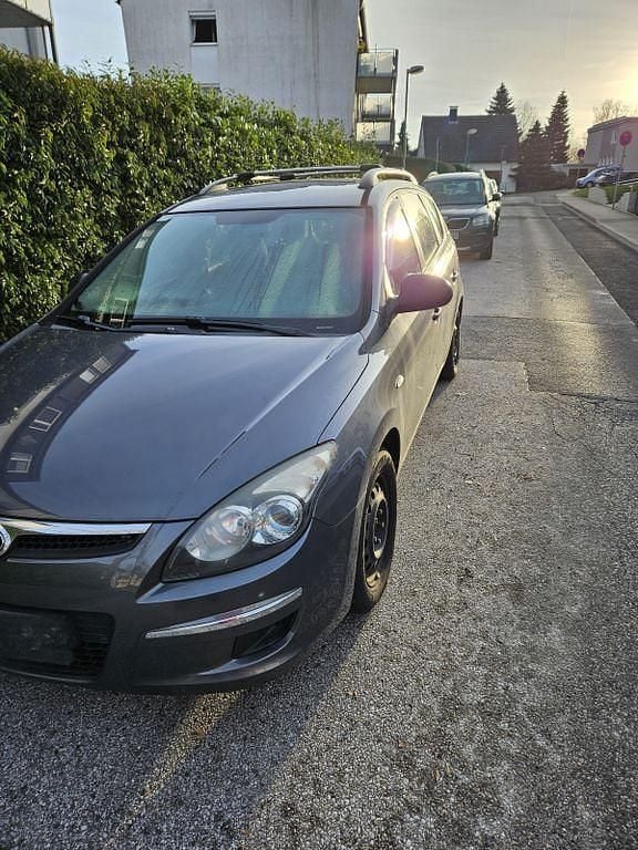 Grau Gebraucht 2009 Hyundai i30 Comfort Kombi | 1.500 € (Superpreis) - Bild 1/4