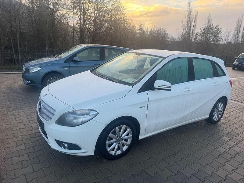 Weiß Gebraucht 2012 Mercedes B180 Edition 1 Van / Kleinbus | 8.500 € (Guter Preis) - Bild 1/4