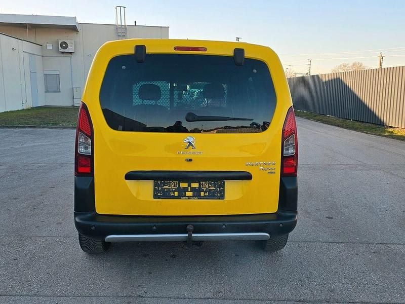 Gebraucht Peugeot Partner Tepee Outdoor 92 PS (67 kW) 2013 Gelb Van / Kleinbus