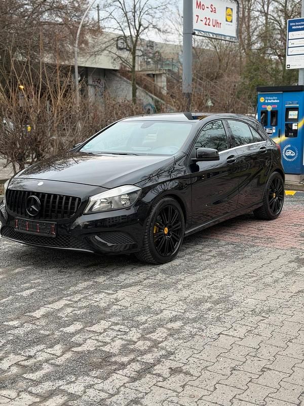 Gebraucht Mercedes A180 122 PS (89 kW) 2013 Schwarz Kleinwagen