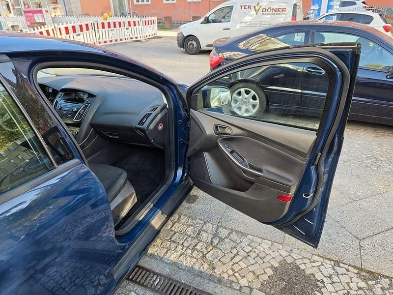 Second-hand Ford Focus Ambiente 101 CP (74 kW) 2015 Albastru Berlinǎ
