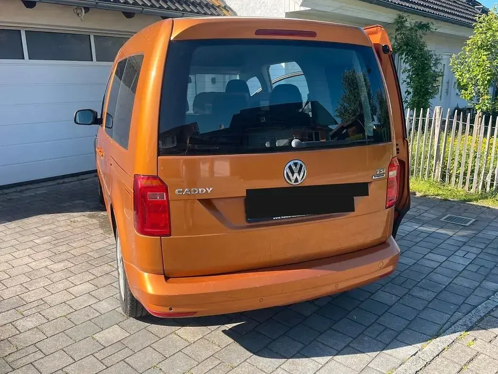 Używany VW Caddy Trendline 84 KM (61 kW) 2015 Pomarańczowy Minivan