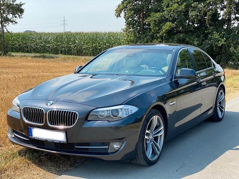 Grau Gebraucht 2010 BMW 523 Sport Line Limousine | 8.900 € (Superpreis) - Bild 1/4