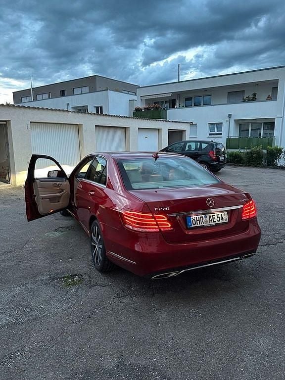 Rot Gebraucht 2016 Mercedes E220 Avantgarde Edition Limousine | 16.500 € (Guter Preis) - Bild 1/4