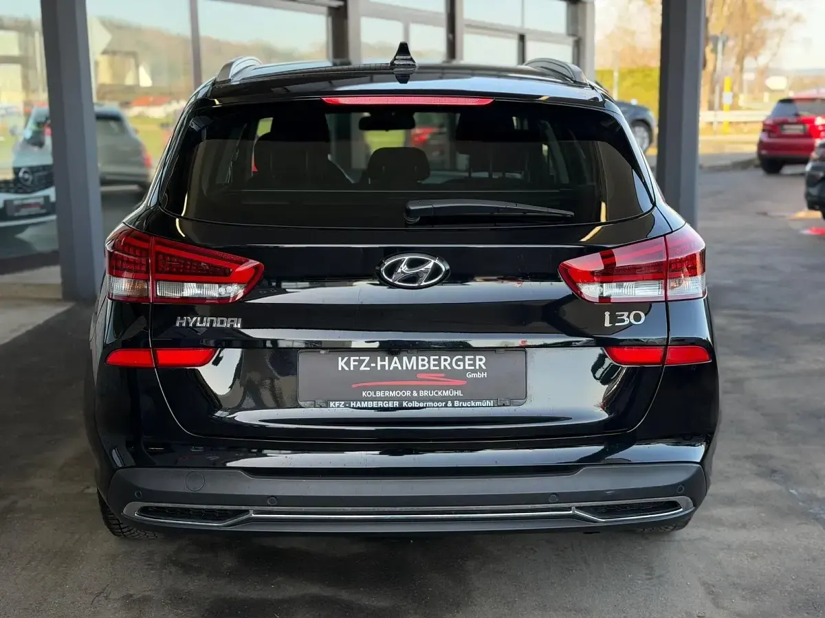 Gebraucht Hyundai i30 120 PS (88 kW) 2021 Schwarz Kombi