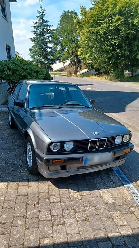 Grau Gebraucht 2025 BMW 316 Coupé | 11.850 € - Bild 1/4