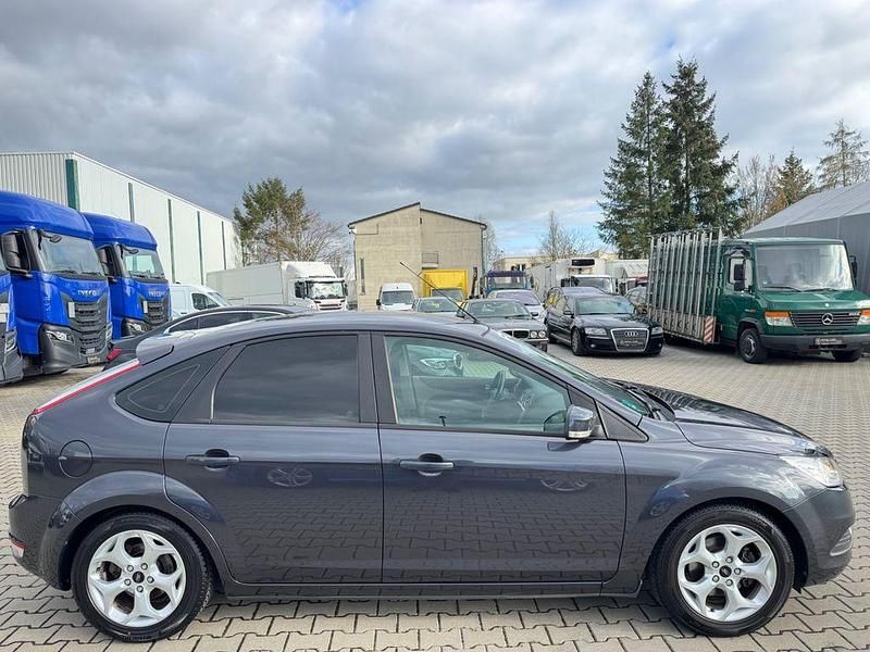 Gebraucht Ford Focus Ghia 101 PS (74 kW) 2009 Grau Limousine