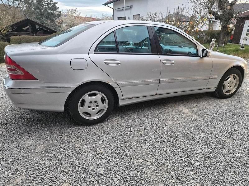 Second-hand Mercedes C200 120 CP (88 kW) 2002 Argintiu Berlinǎ