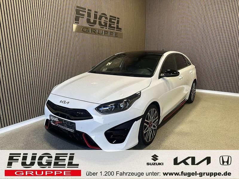 Deluxeweiss met. Gebraucht 2023 Kia ProCeed Kleinwagen | 30.299 € (Fairer Preis) - Bild 1/4