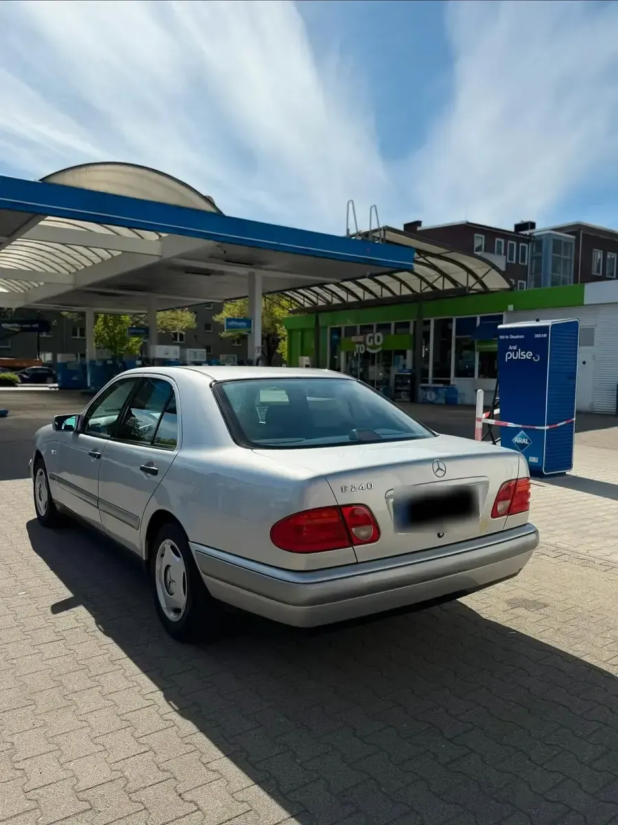 Gebraucht Mercedes E240 170 PS (125 kW) 1998 Silber Limousine
