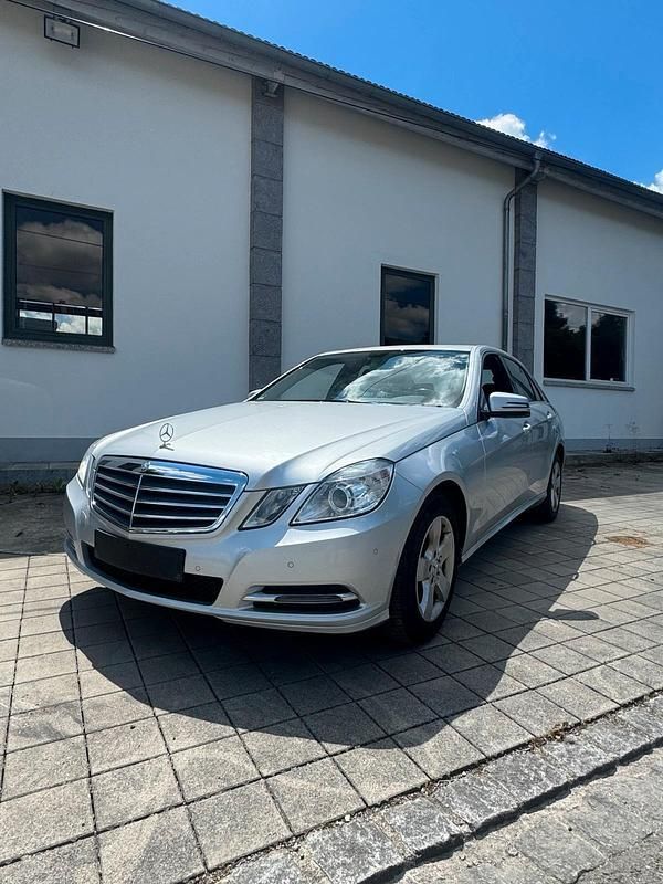 Silber Gebraucht 2012 Mercedes E220 Limousine | 8.900 € (Superpreis) - Bild 1/4