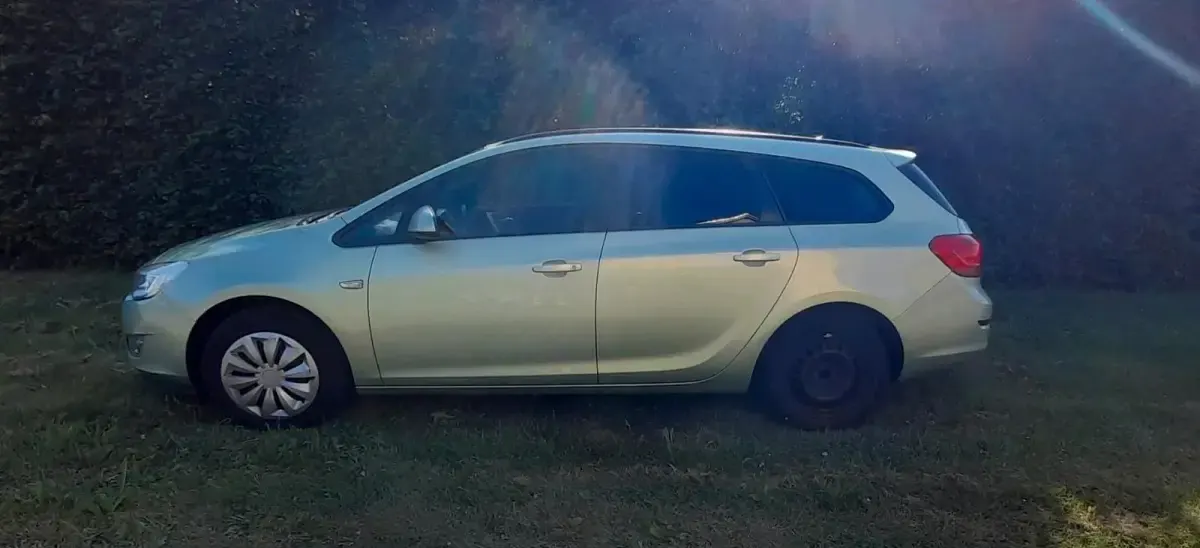 Gebraucht Opel Astra 101 PS (74 kW) 2011 Grün Kombi