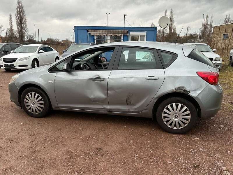 Usado Opel Astra 87 HP (63 kW) 2010 Prateado Sedan