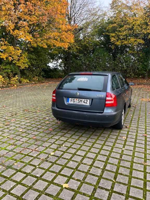 Grau Gebraucht 2006 Skoda Octavia Ambiente Kombi | 3.000 € (Etwas zu teuer) - Bild 1/4