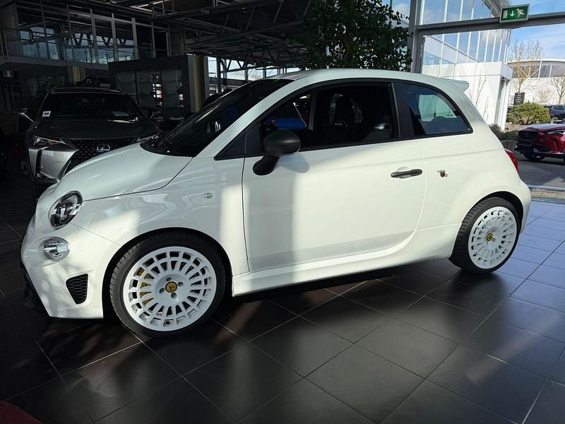 Gebraucht Abarth 695 179 PS (131 kW) 2024 Weiß Kleinwagen