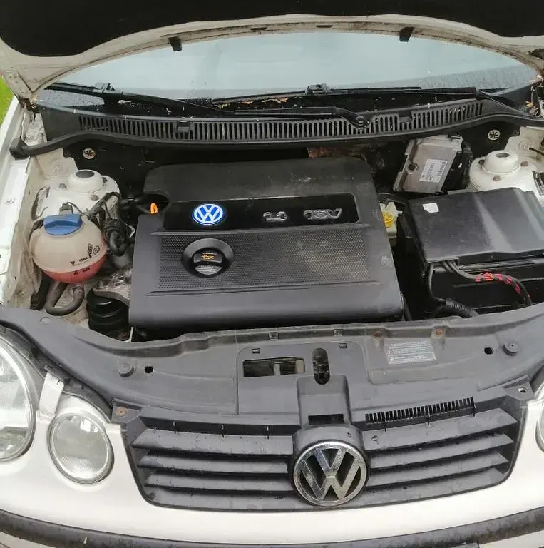 Używany VW Polo Basis 75 KM (55 kW) 2003 Biały Sedan/Limuzyna