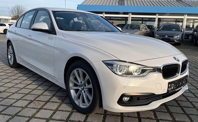Weiß Gebraucht 2017 BMW 318 Limousine | 10.999 € (Guter Preis) - Bild 1/4