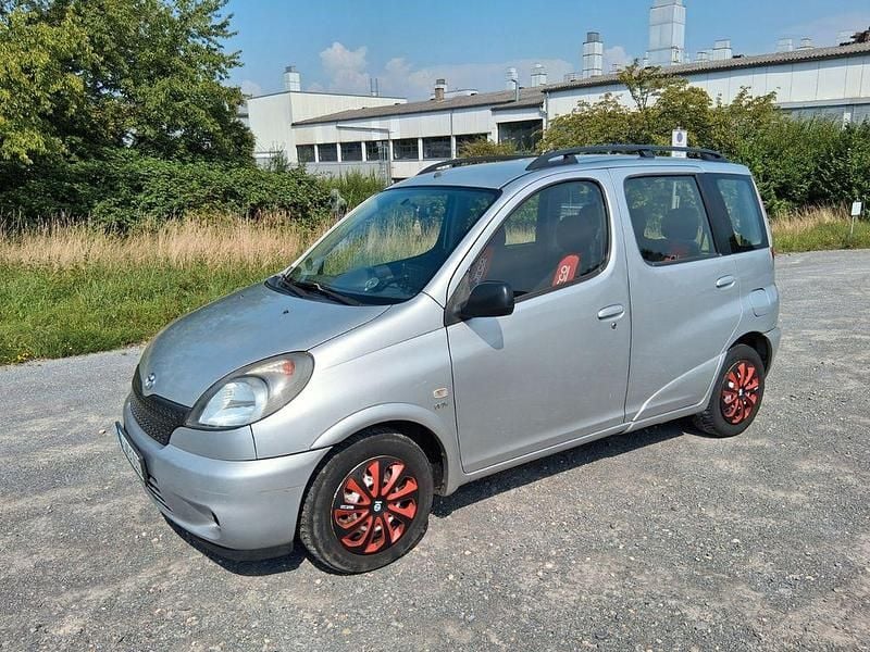 Grau Gebraucht 2000 Toyota Yaris Verso Sol Van / Kleinbus | 2.349 € (Guter Preis) - Bild 1/4