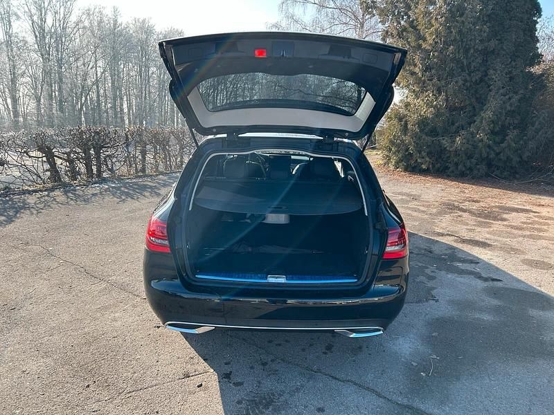 Gebraucht Mercedes C300e Avantgarde 306 PS (225 kW) 2019 Schwarz Kombi