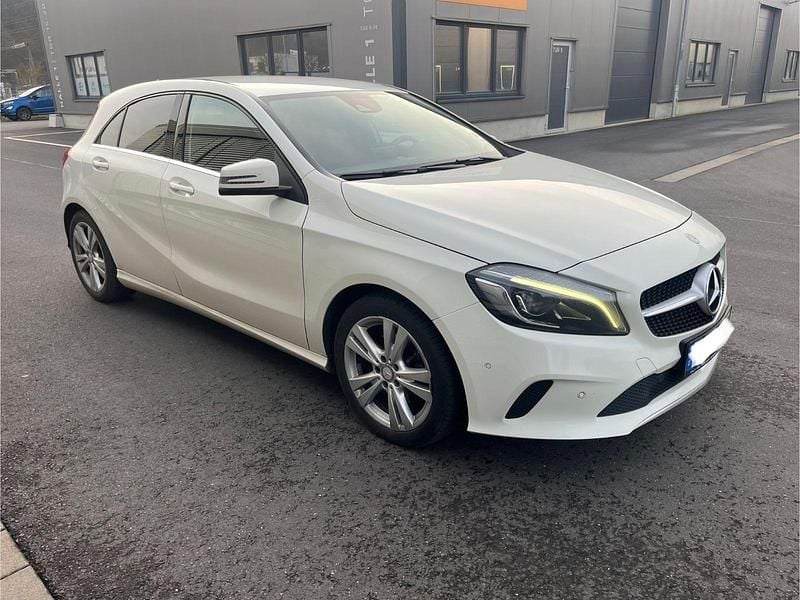 Gebraucht Mercedes A180 122 PS (89 kW) 2017 Weiß Limousine