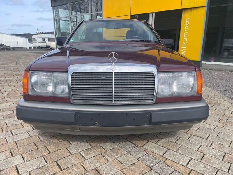 Gebraucht Mercedes E300 179 PS (131 kW) 1988 Rot Coupé